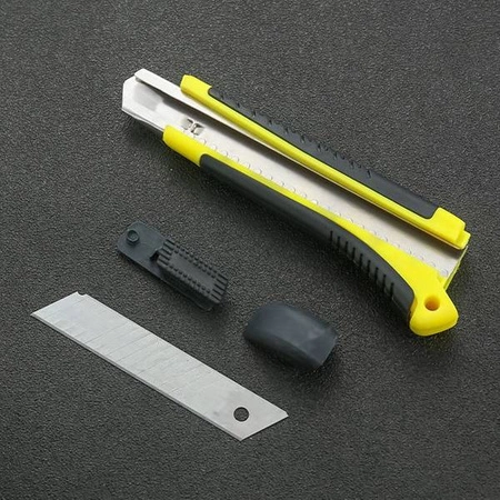 Nożyk uniwersalny z wysuwanym ostrzem 18mm - czarno-żółty - nóż do tapet papieru
